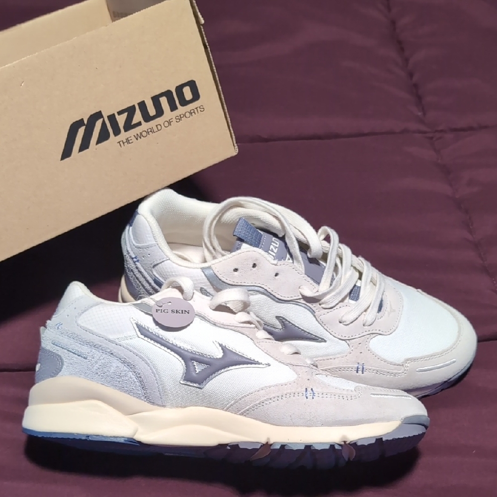 Mizuno Sky Medal 10 Sportstyle Cream and Light Gray Athletic Shoes Sneakers Men